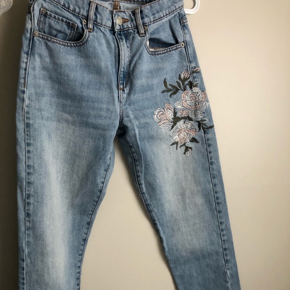 🌸GORGEOUS🌸 Embroidered Mom Jeans - Picture 2 of 6